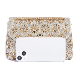 Strass Abendtasche Detailansicht, Grössenvergleich mit Telefon, elegante Kettentasche für Partys.