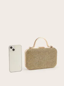 Detailansicht der glitzernden Strass-Abendtasche mit elegantem Metallgriff und sicherem Verschluss.