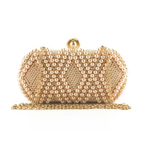Elegante handgemachte Perlen Abendtasche mit Rautenmuster und goldener Kette fur Damen.