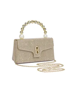 Detailaufnahme der luxuriösen goldenen Strass-Abendtasche mit Perlenhenkel und Kette.