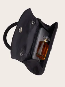 Elegante schwarze Samt-Abendtasche Clutch Detailansicht zeigt geräumigen Innenraum.