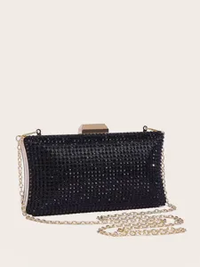 Nahaufnahme der schwarzen Strass-Abendtasche mit goldener Kette und Metallverschluss.