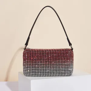 Nahaufnahme einer glitzernden Strass-Schultertasche mit Farbverlauf und edlem Henkel.