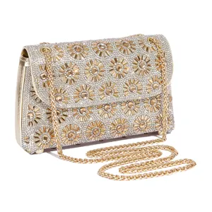 Glänzendes Strass-Detail einer luxuriösen goldenen Ketten-Abendtasche für Damen Party.
