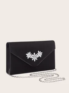 Schwarze elegante Satin Abendtasche mit funkelnden Kristallblüten und feiner Kette.
