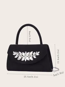 Detailaufnahme der schwarzen Abendhandtasche mit funkelndem Kristall-Blumen-Strass-Besatz.
