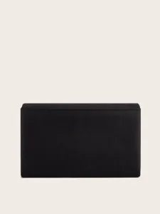 Detailansicht der eleganten schwarzen Abendtasche mit minimalistischem Klappendesign.