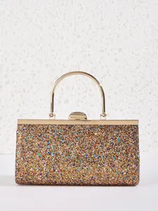 Detailansicht der glitzernden Abendtasche mit goldfarbenem Metallgriff und praktischem Verschluss.