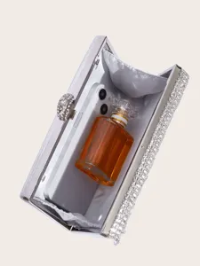 Silberne Strass Abendtasche Clutch mit filigranem Verschluss und geräumigem Innenbereich.