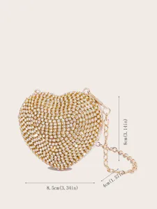 Details der goldenen Herz-Strass-Abendtasche mit funkelnden Kristallen und einer Metallkette.