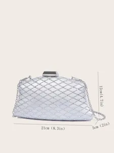 Silberne Strass Abendtasche Detail mit Rautenmuster und metallenem Verschluss