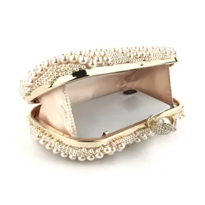 Perlen besetzte Abendtasche Detailansicht, elegante Hochzeit Braut Handtasche mit Goldrahmen
