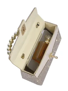 Detailansicht der champagnerfarbenen Strass-Abendtasche mit Perlenhenkel und Stauraum.