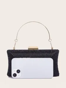 Detailansicht der schwarzen Strass Abendtasche mit Metallgriff und praktischem Größenvergleich.