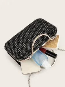 Detaillierte Ansicht der glitzernden Strass Abendtasche mit Blick auf das Innenvolumen.