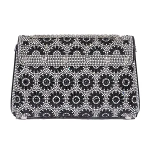 Detaillierte Ansicht einer stilvollen Strass-Abendtasche mit Silberkette und funkelnden Kristallen.