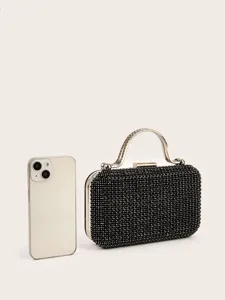 Nahaufnahme einer glitzernden schwarzen Strass-Abendtasche mit elegantem Metallgriff.