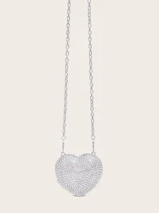 Detailaufnahme der glitzernden Strass-Herz-Abendtasche mit silberner Kette für Partys.