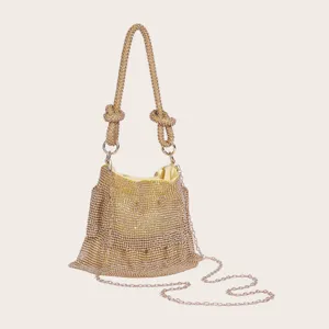 Gouden strass avondtas detail, sprankelende mesh clutch met knoophandvat en ketting.