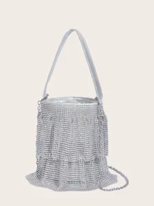 Nahaufnahme der glitzernden silbernen Strass-Eimer-Tasche mit edlen Kettendetails.