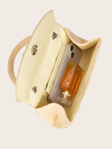 Ansicht von oben auf eine elegante beige Damen Handtasche mit geräumigem Innenraum für Accessoires.
