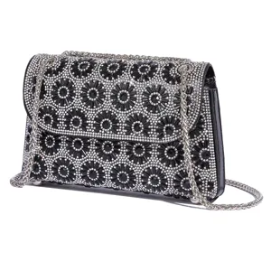 Schimmerndes Strass Abendtaschen Detail mit silberner Kette und eleganter Klappe.