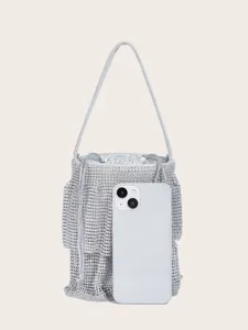 Detailansicht der silbernen Strass-Eimer Tasche mit Kordelzug und Schultergurt für Partys.