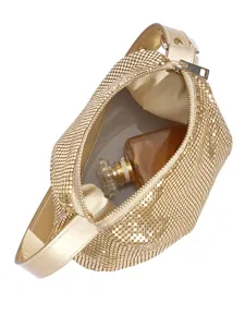 Detailansicht des goldenen Metallic-Netz-Umhängetaschen-Innenraums und des Reißverschlusses.
