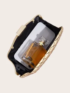 Detailansicht der goldenen Pailletten-Abendtasche mit Handy und Parfum im Inneren.