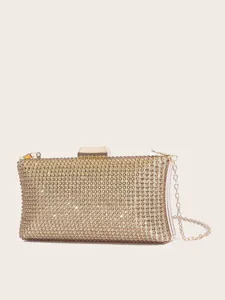 Glänzende Strass-Clutch im Detail, elegante goldene Metallkette und Verschluss für Party.