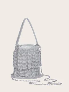 Detailansicht der silbernen Strass-Eimer-Tasche mit glitzerndem Netz und Metallkettenriemen.