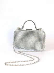 Nahaufnahme einer silbernen Strass-Abendtasche mit Metallgriff und praktischem Kettenriemen.