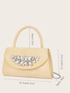 Detailansicht der eleganten Strass-Abendtasche mit Kettengurt und genauen Maßangaben.
