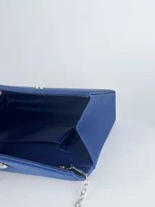 Detailansicht der blauen Satin-Abendtasche mit dem Innenfutter und feiner silberner Kette.