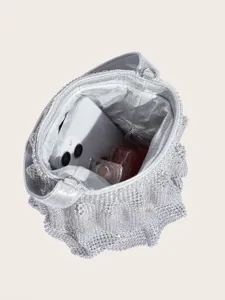 Nahaufnahme des funkelnden silbernen Strass-Beuteltaschen-Innenraums mit viel Platz.