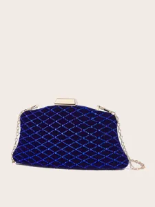Nahaufnahme der blauen Samt Abendtasche mit funkelndem Strassmuster und goldenem Schloss.