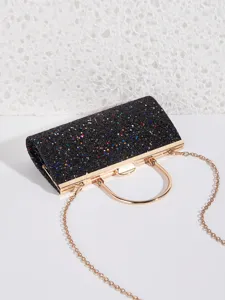 Elegante schwarze Glitzer-Abendtasche mit goldenem Metallrahmen und Kettenriemen Detail.