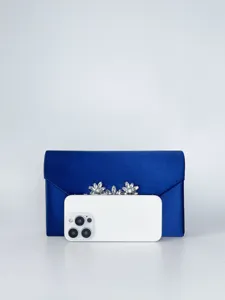 Elegante blaue Satin Abendtasche Clutch mit glitzernden Strass Kristallen Detailansicht.