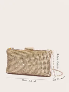 Detailaufnahme der goldenen Strass-Abendtasche mit funkelnden Kristallen und Kette.