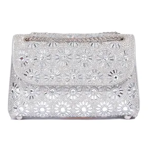 Detailansicht der glitzernden Strass-Abendtasche, edle silberne Kristall-Kette Umhängetasche.