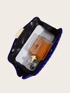 Detailaufnahme der dunkelblauen Samt Abendtasche mit Strass und praktischem Innenraum.