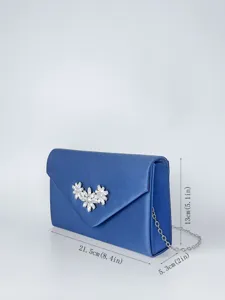 Elegante blaue Satin Abendtasche mit Kristall Blumenbrosche und silberner Kette Party.