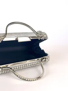 Silberne Glitzer Strass Abendtasche Detail, elegante Party Handtasche mit Metallgriff.