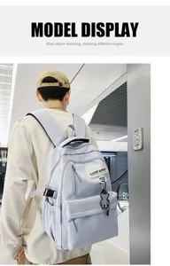 Sac à dos étudiant bleu clair en détail avec grande capacité et design confortable.