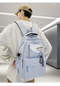 Vue detaillee du sac a dos de grande capacite pour etudiants, cartable de style campus.