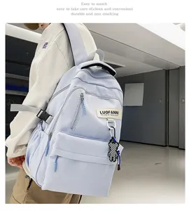 Vue détaillée du sac à dos décontracté bleu clair avec grande capacité et pendentif.