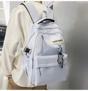 Sac a dos bleu clair decontracte pour etudiants avec grande capacite et porte-cles.