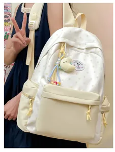 Nahaufnahme des hübschen Rucksacks mit Sternenmuster und niedlichem Mond-Anhänger für den Alltag.