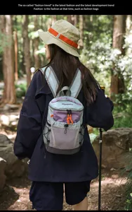 Detailansicht des Outdoor-Wanderrucksacks mit praktischer Netztasche und Kordelzug.