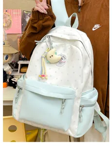 Nahaufnahme des süßen ästhetischen Studentenrucksacks mit hellblauen Taschen und Sternen.